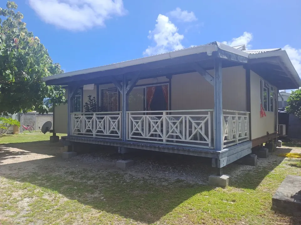 Les Fare de Manihi Lodge dans le village de Turipaoa